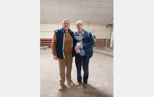 Dominique MARCHAND pour VALDOIE oscar de la meilleure AS remis par Didier GRAMMONT